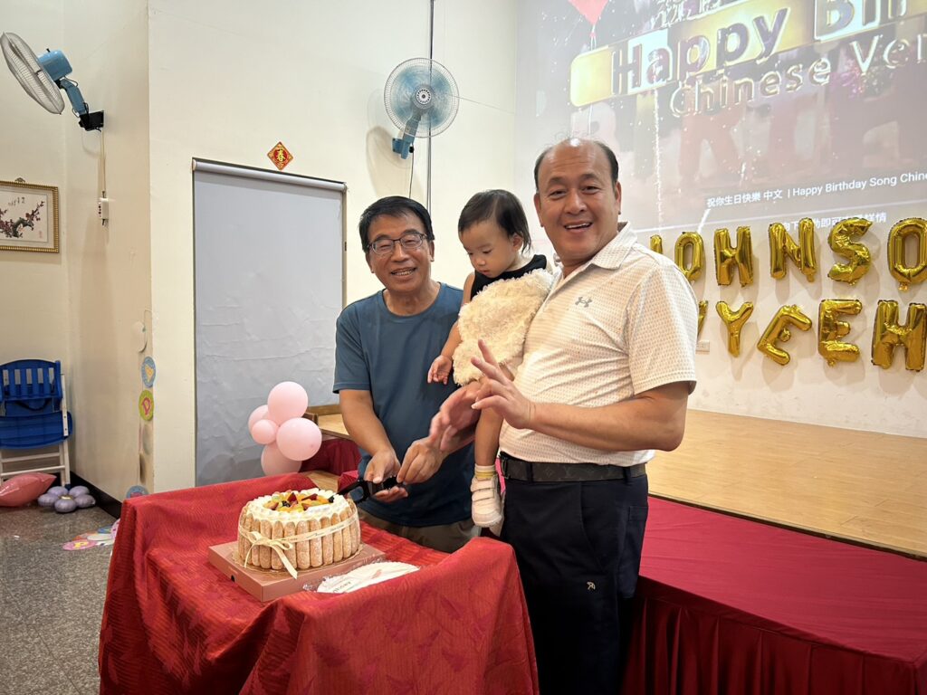 富譯工業30週年，老闆切蛋糕